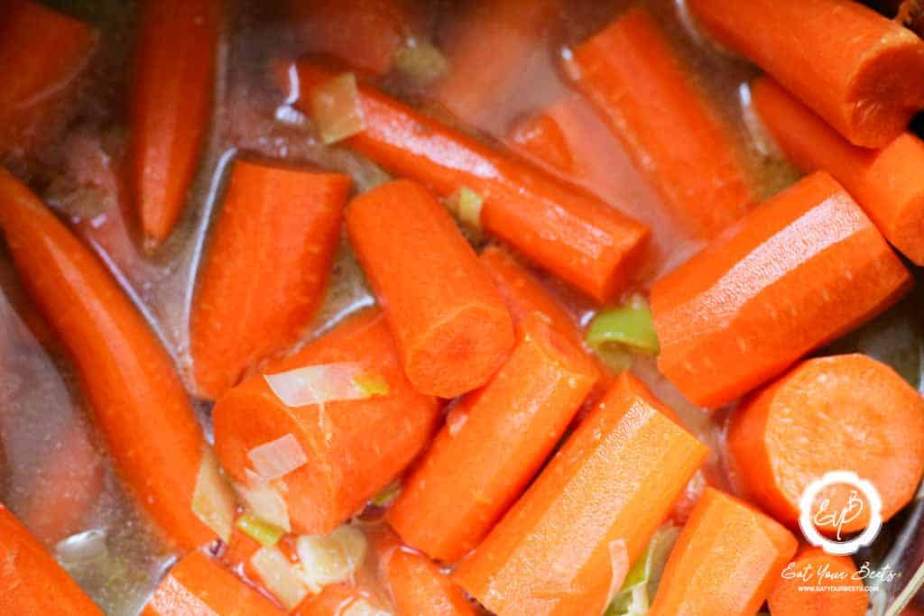 Carrots and leaks in chicken broth.