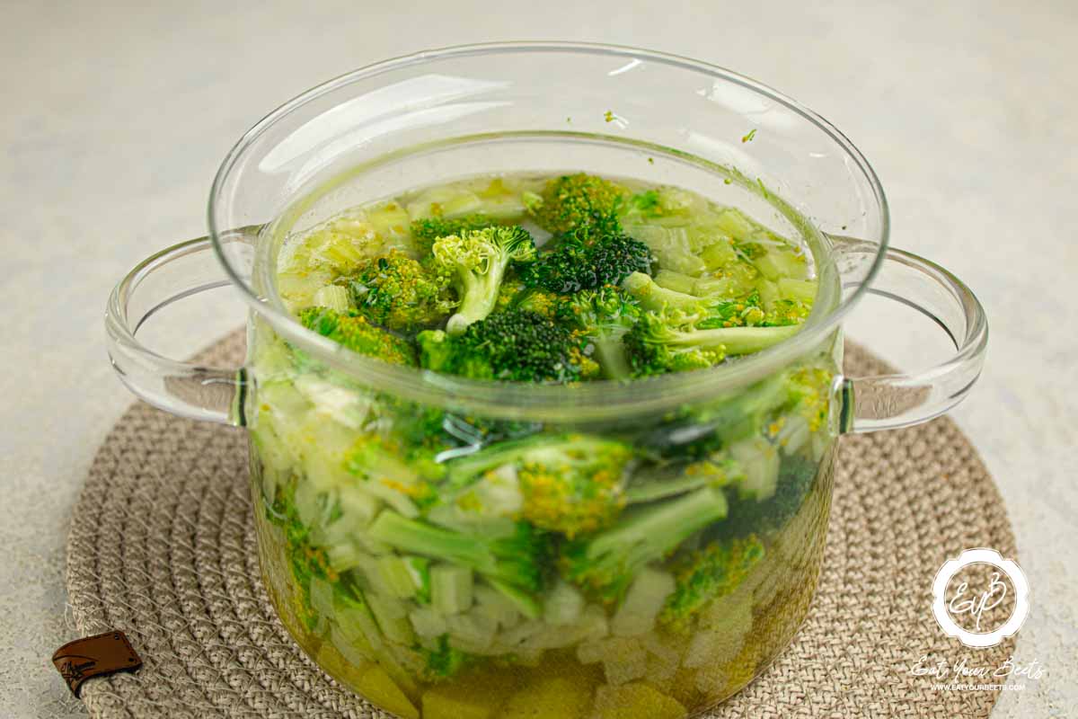 Boiling broccoli and other vegetables in a pot.
