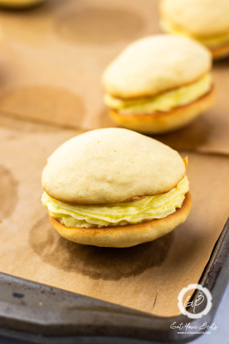 Banana pudding whoopie pies ready to serve.