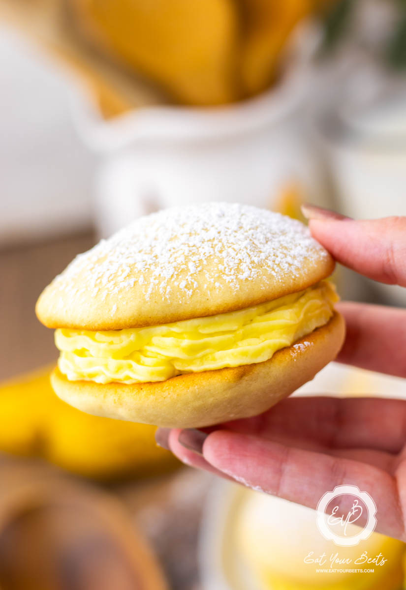 Banana pudding whoopie pies ready to eat.