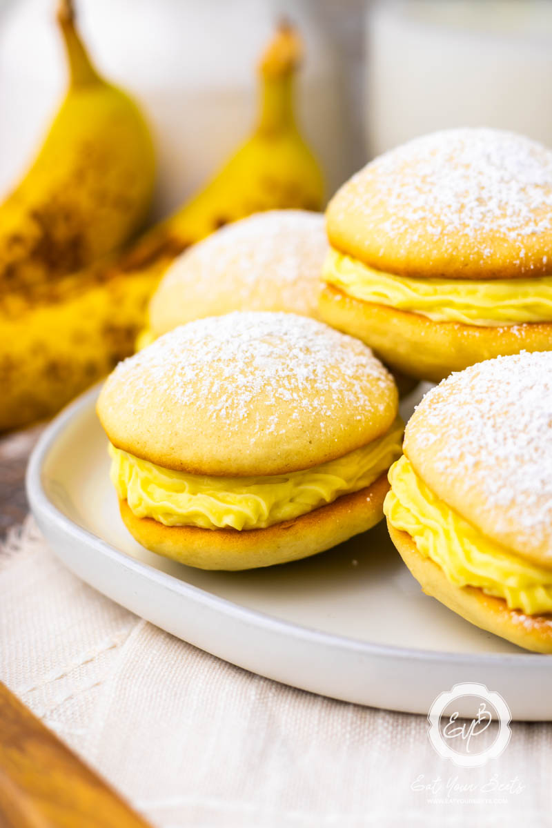 Banana pudding whoopie pies ready to eat.